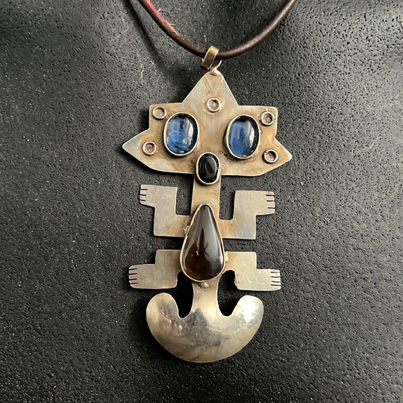 Ecuardorian Pre-Columbian Figure Pendant Necklace - Picture 2 of 14